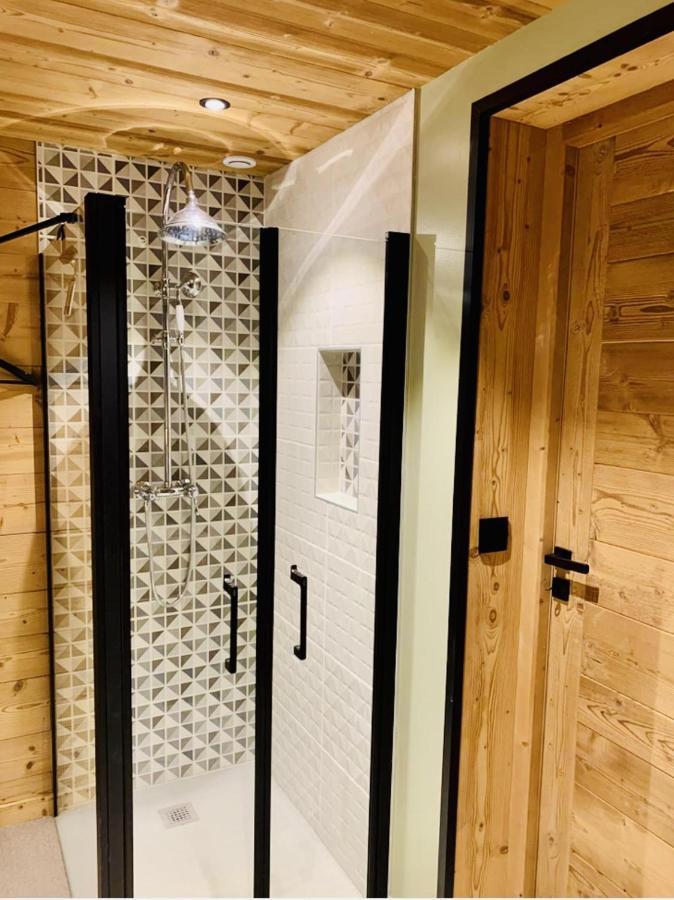 In - In - Sleeps 6 *